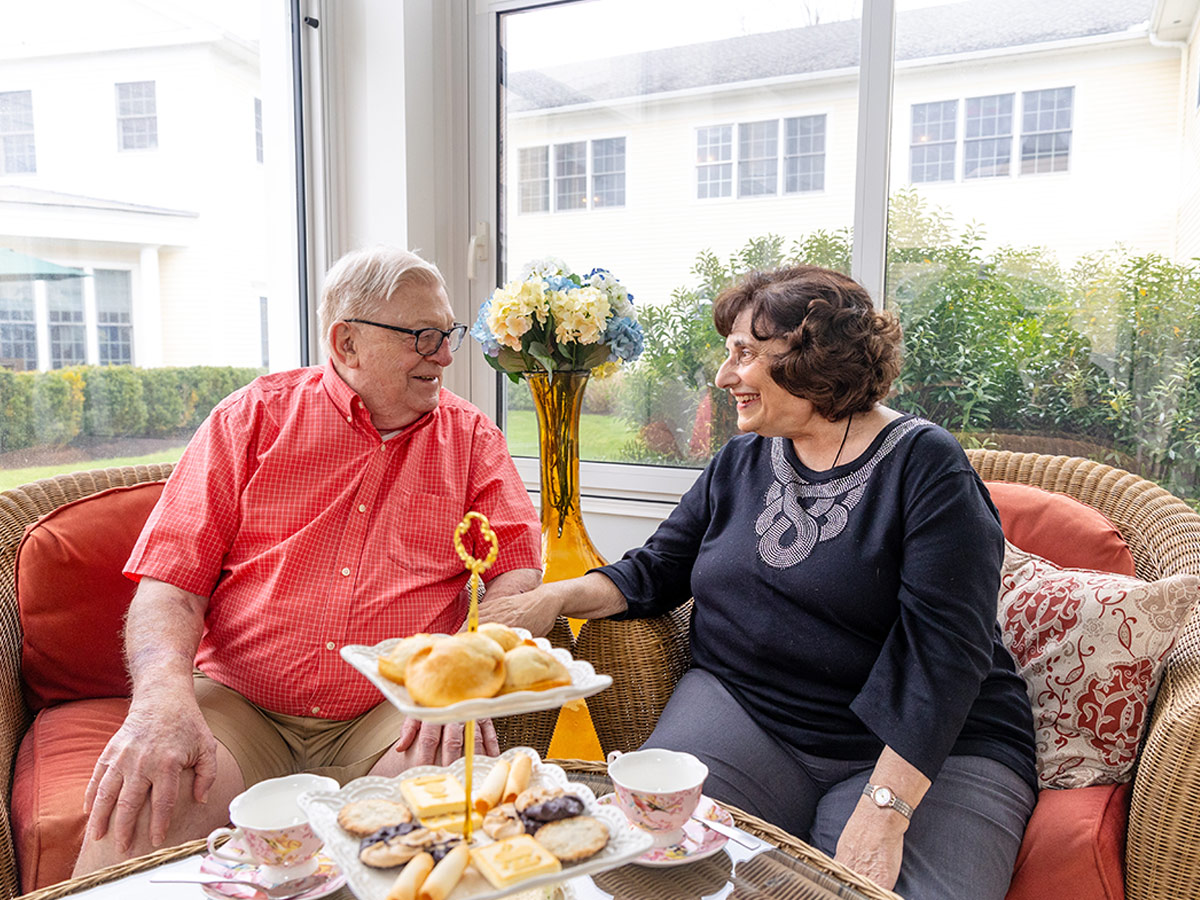 Commonwealth Senior Living at Haddam Couple Enjoying Lunch