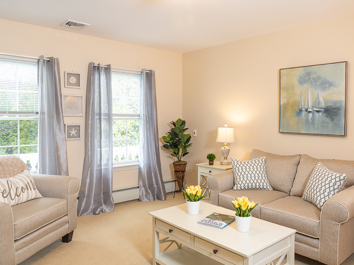 Commonwealth Senior Living at Haddam Living Room