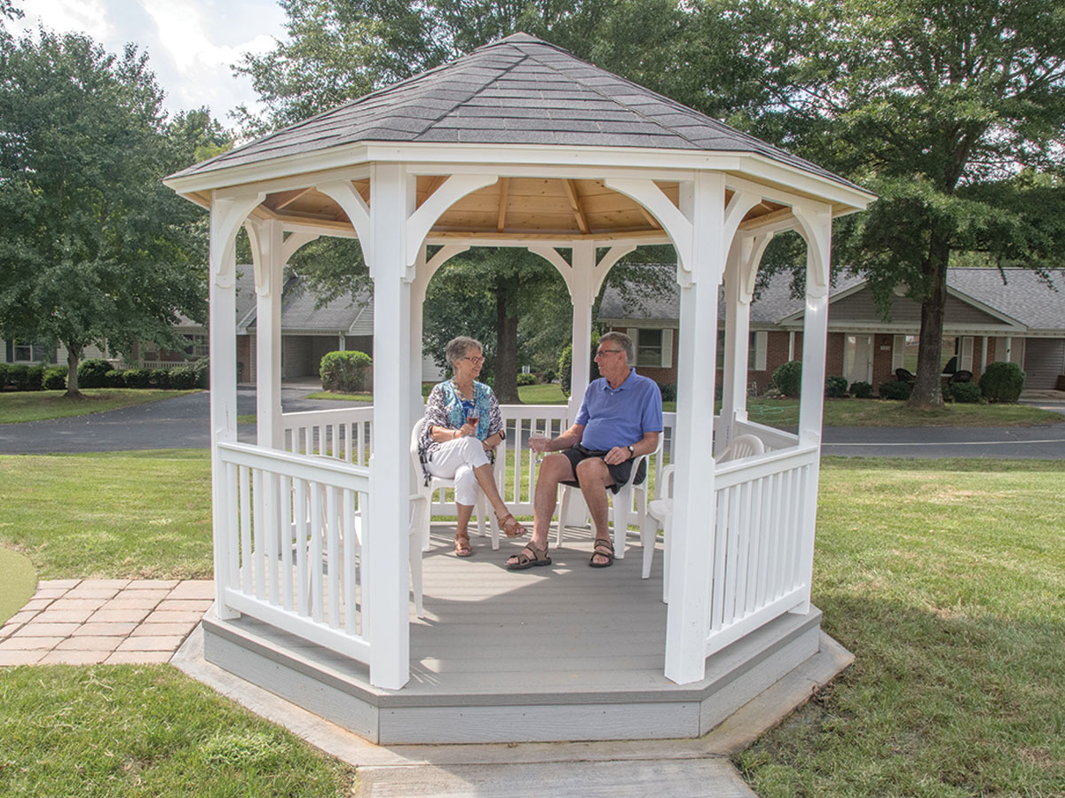 King's Grant Couple in Gazebo