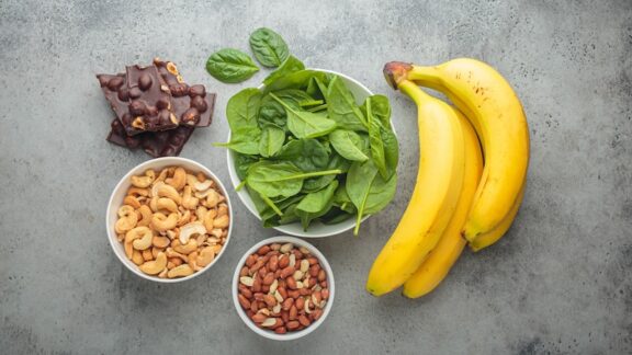 Foods helping you achieve the benefits of magnesium: bananas, spinach, and others.