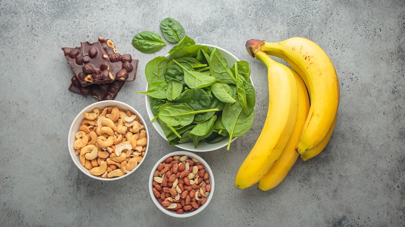 Foods helping you achieve the benefits of magnesium: bananas, spinach, and others.