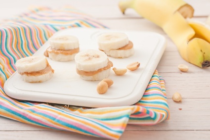 Sliced bananas and nut butter, one of the healthiest snacks between meals.