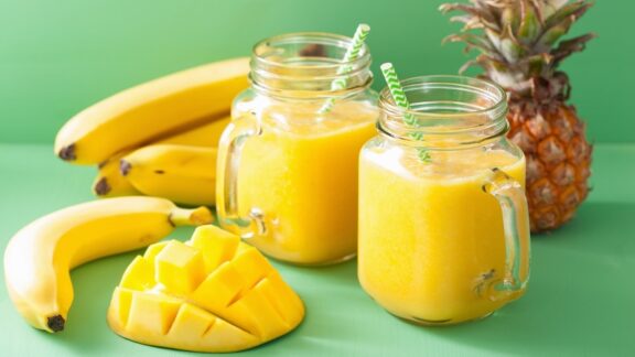 Pineapple and banana smoothie, two fruits that promote better sleep.