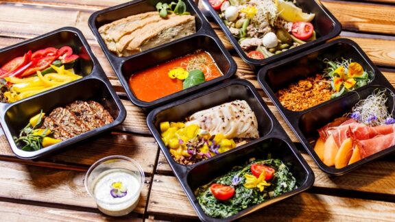Meal delivery for seniors: healthy meal kits. Image by Vladimir Cheberkus