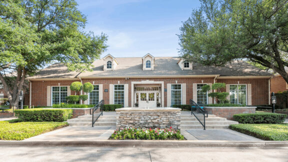 The Oaks at Plano building front