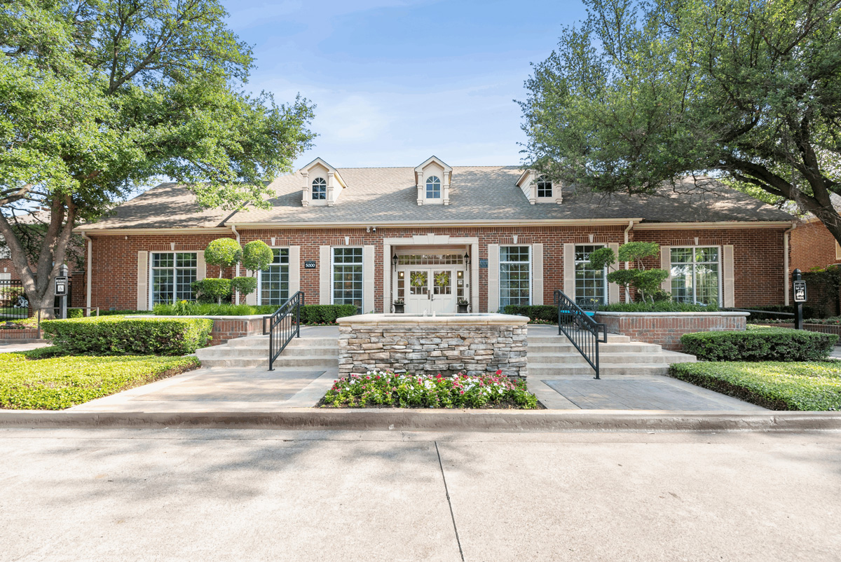 The Oaks at Plano building front