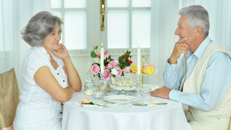 A woman having dinner with a serial cheater