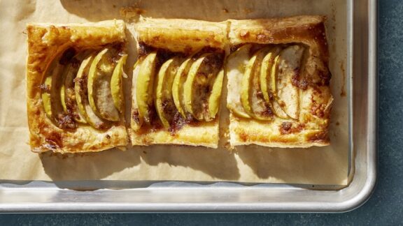 Apple tart ready to eat.