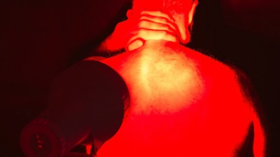 Red light therapy for seniors: a man getting relief from inflammation and arthritis. Image by Jaroslav Moravcik