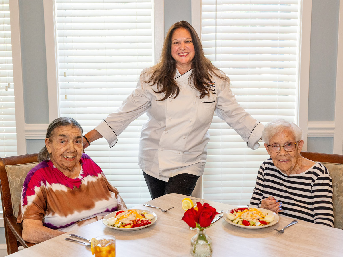 Commonwealth Senior Living at Courtland House Friends Having Lunch