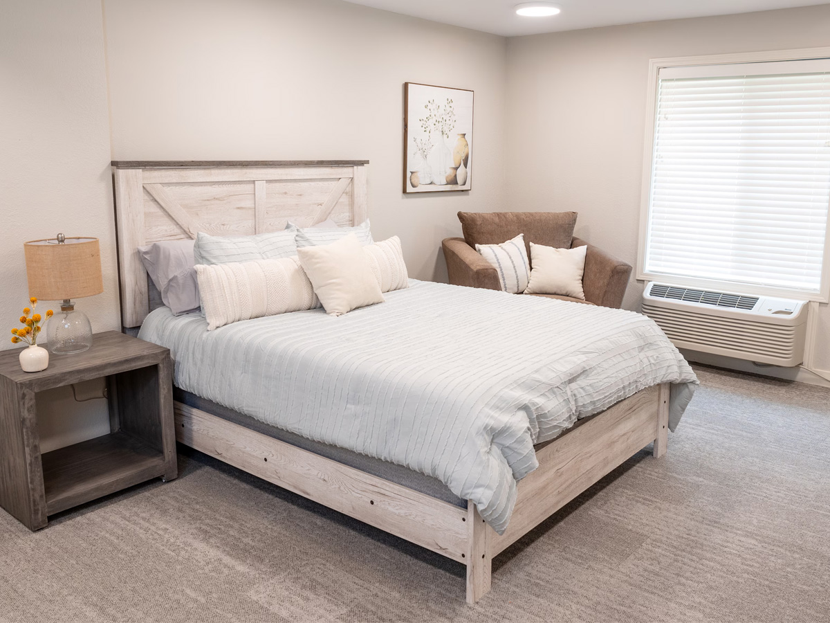 Commonwealth Senior Living at East Paris Bedroom