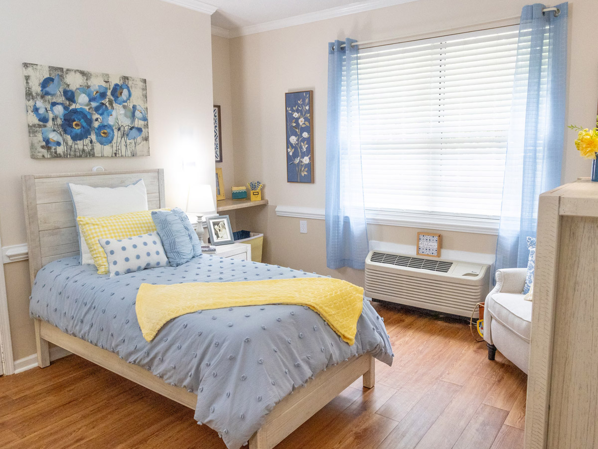 Commonwealth Senior Living at Georgian Manor Bedroom