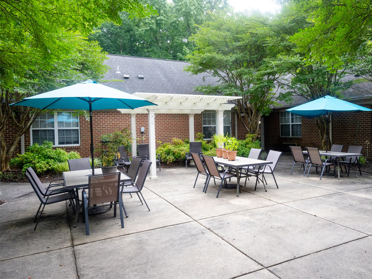 Commonwealth Senior Living at Georgian Manor Courtyard