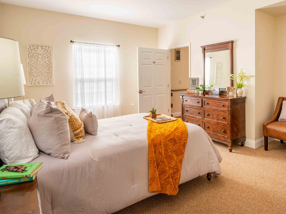Commonwealth Senior Living at Hampton Bedroom