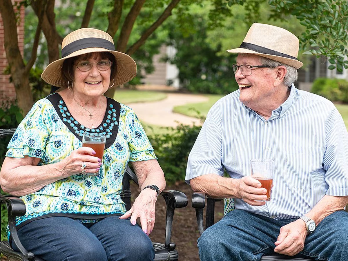 Commonwealth Senior Living at Hampton Couple Outside