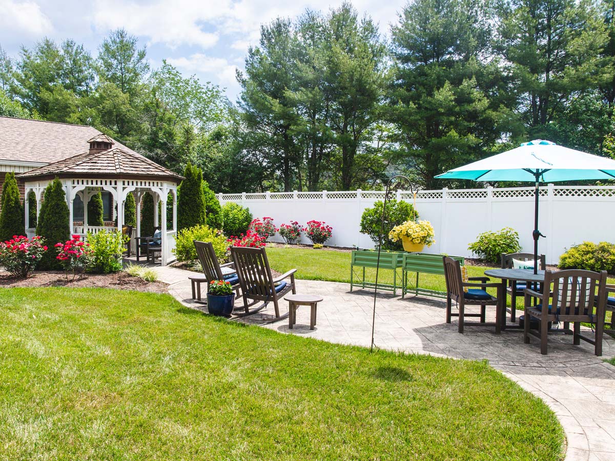 Commonwealth Senior Living at Hillsville Courtyard with Gazebo