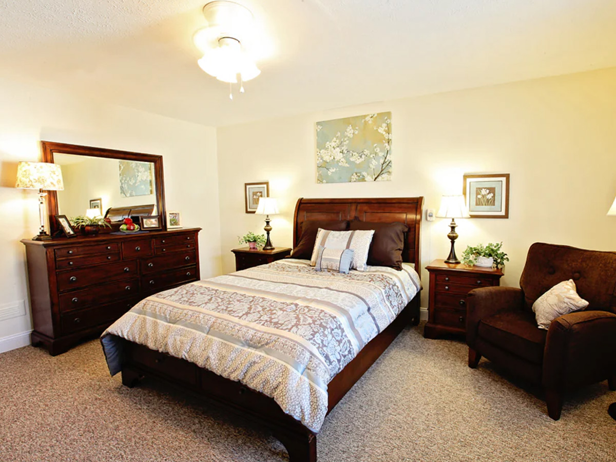 Commonwealth Senior Living at Radford Bedroom
