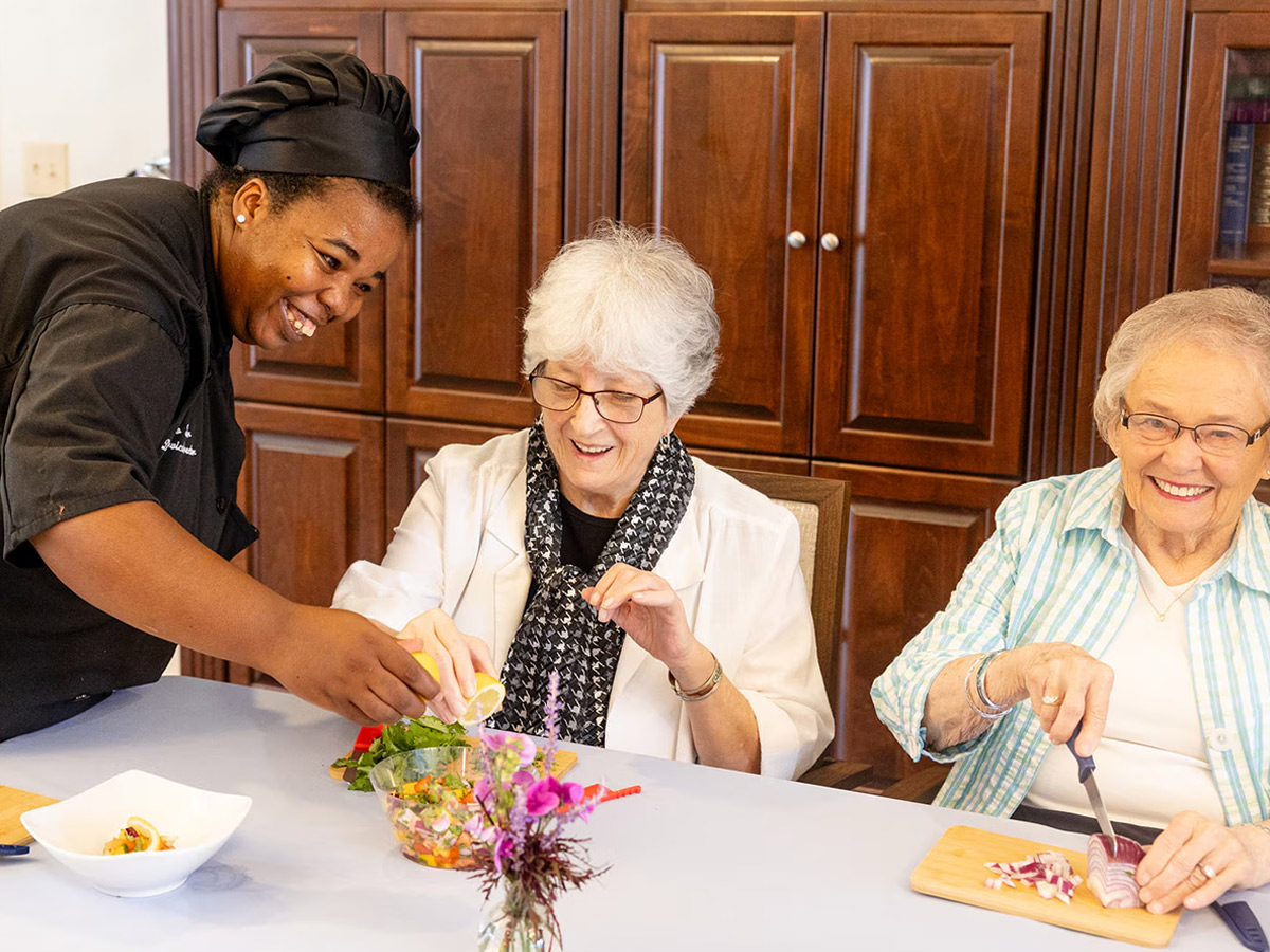 Commonwealth Senior Living at Radford Friends Having Lunch