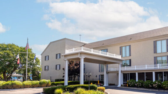 Commonwealth Senior Living at Leigh Hall Exterior