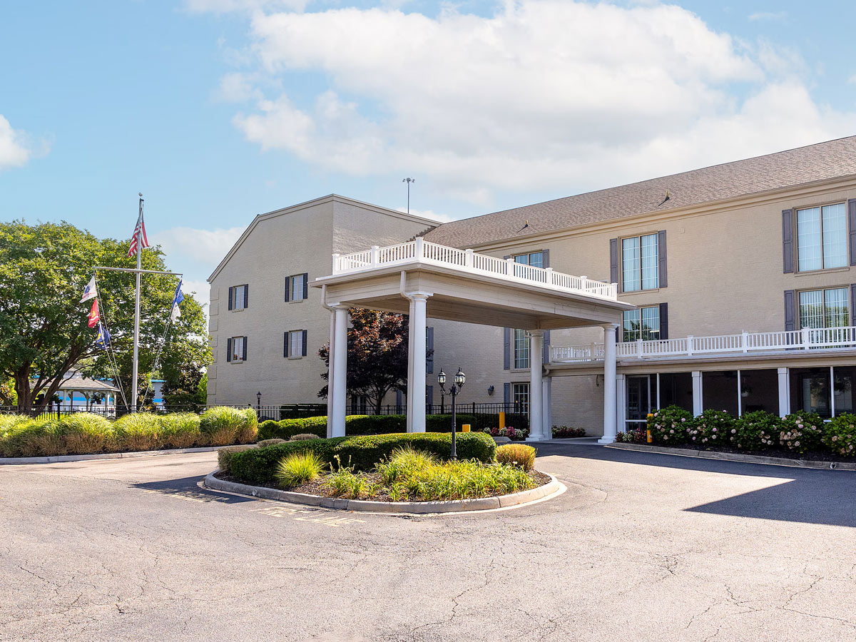 Commonwealth Senior Living at Leigh Hall Exterior