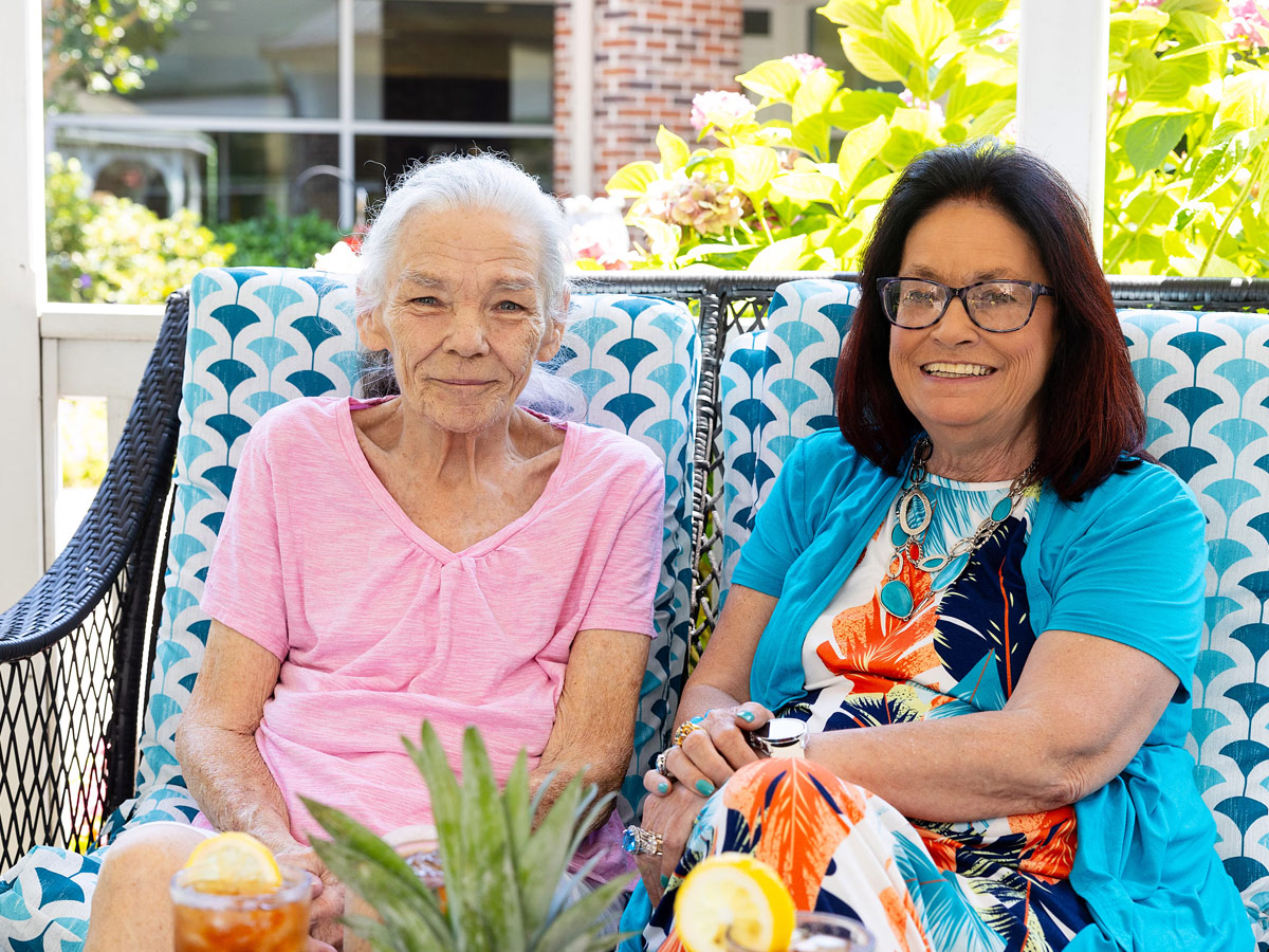 Commonwealth Senior Living at Leigh Hall Friends Enjoying Snack