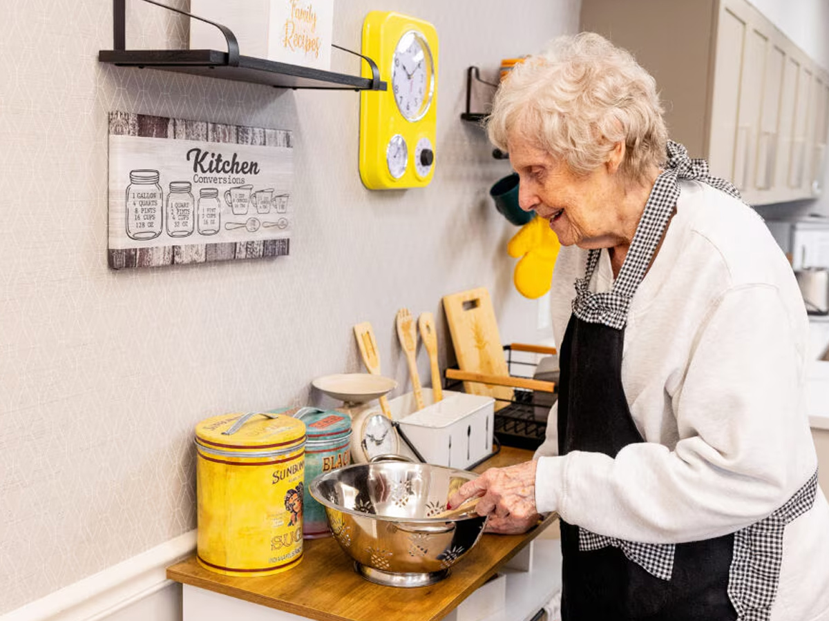 Commonwealth Senior Living at New Baltimore Lady Cooking