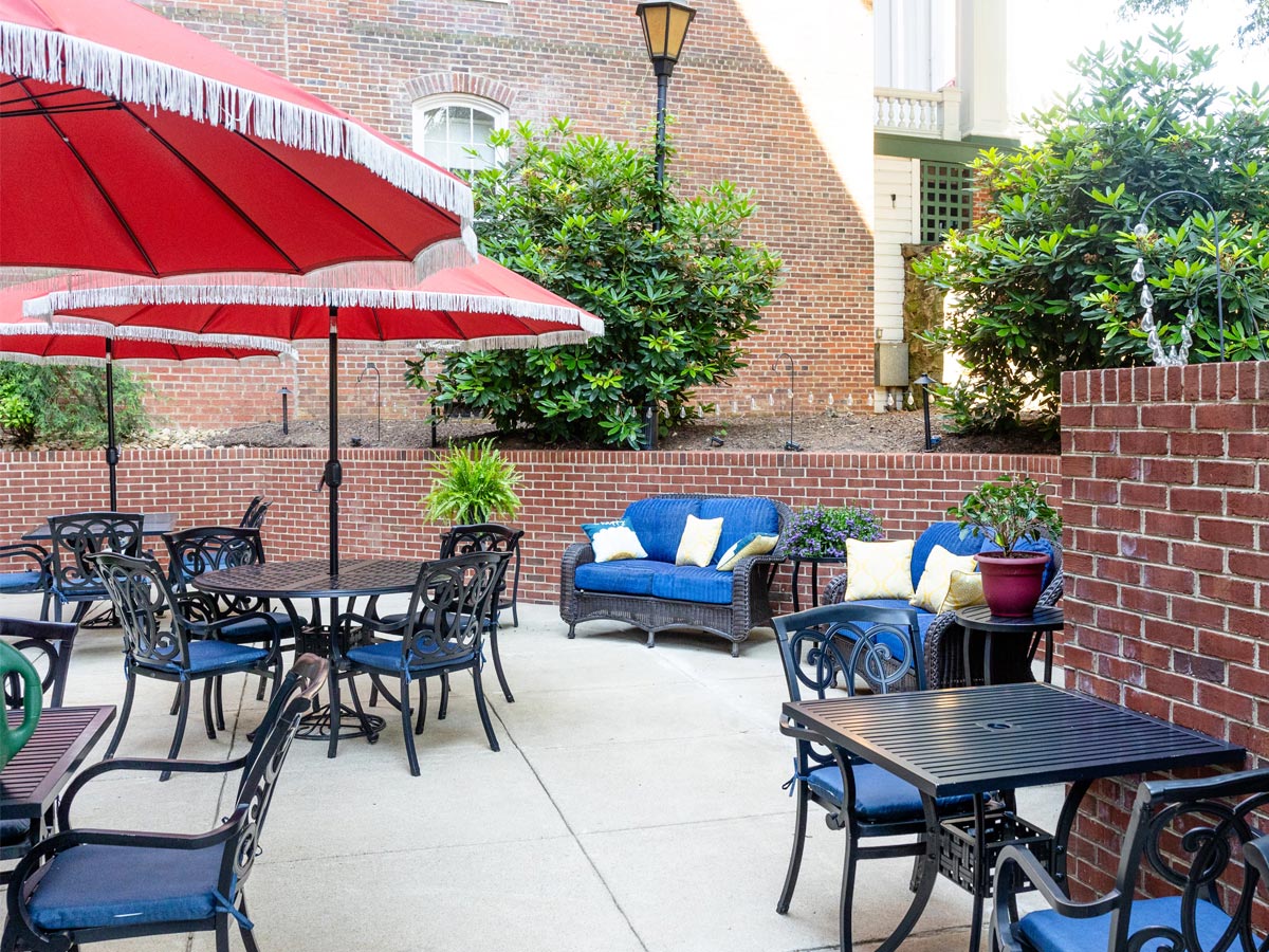 Commonwealth Senior Living at Stratford House Courtyard