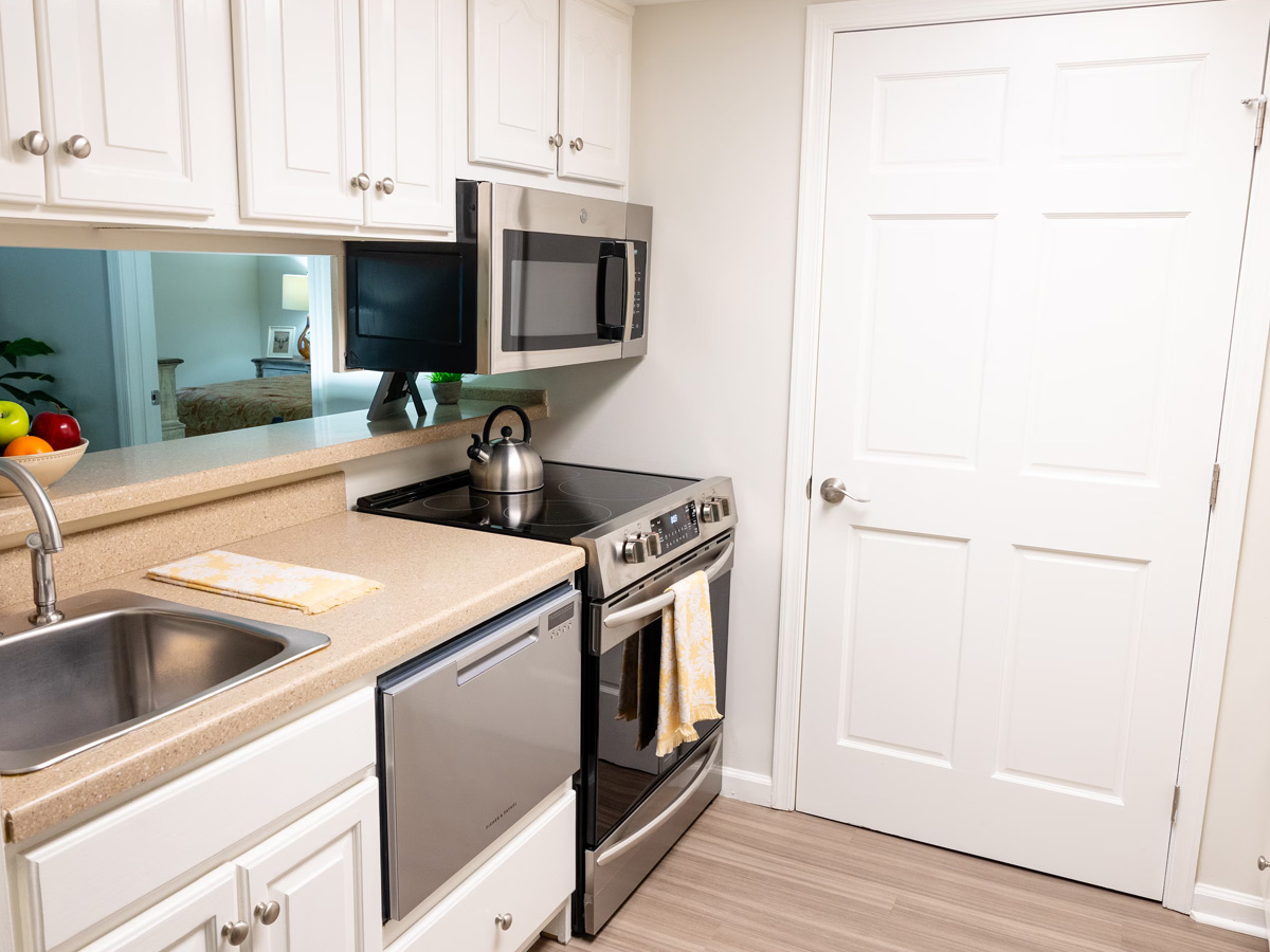 Commonwealth Senior Living at Stratford House Kitchen