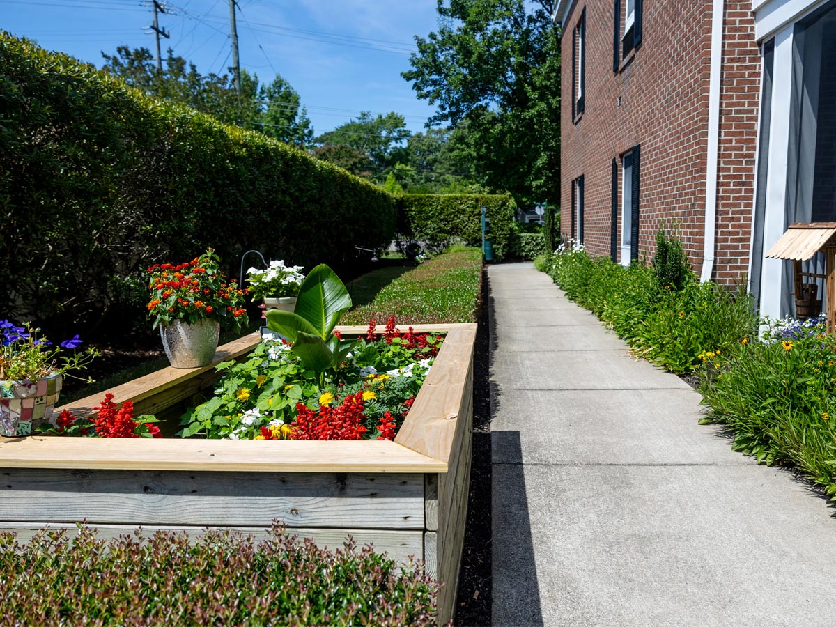 Commonwealth Senior Living at King Grant House Courtyard