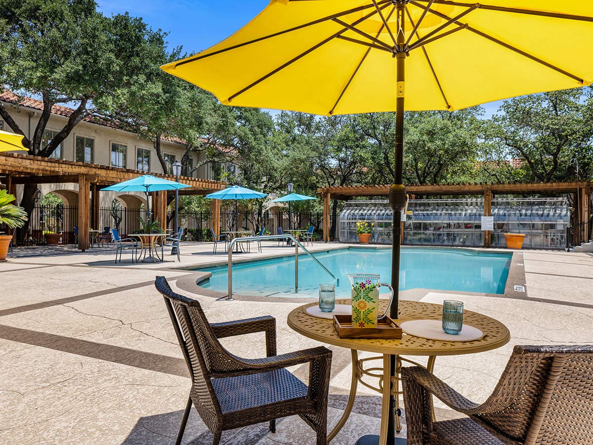 Madison Estates Outdoor Pool Seating