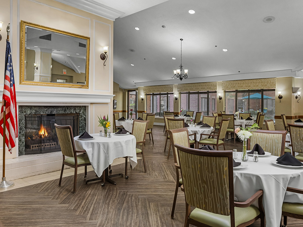 Independence Village of Olde Raleigh Dining Room