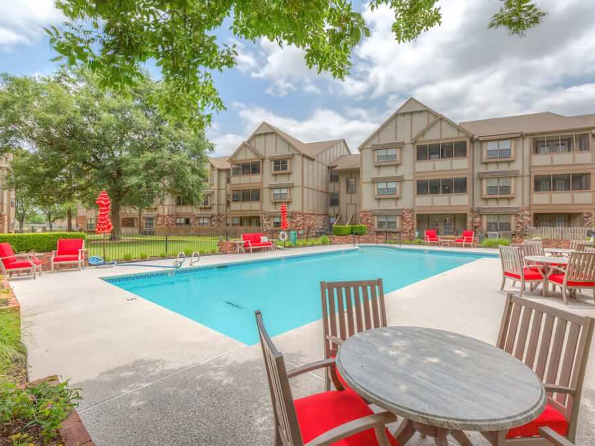 Country Club at Woodland Hills Outdoor Pool