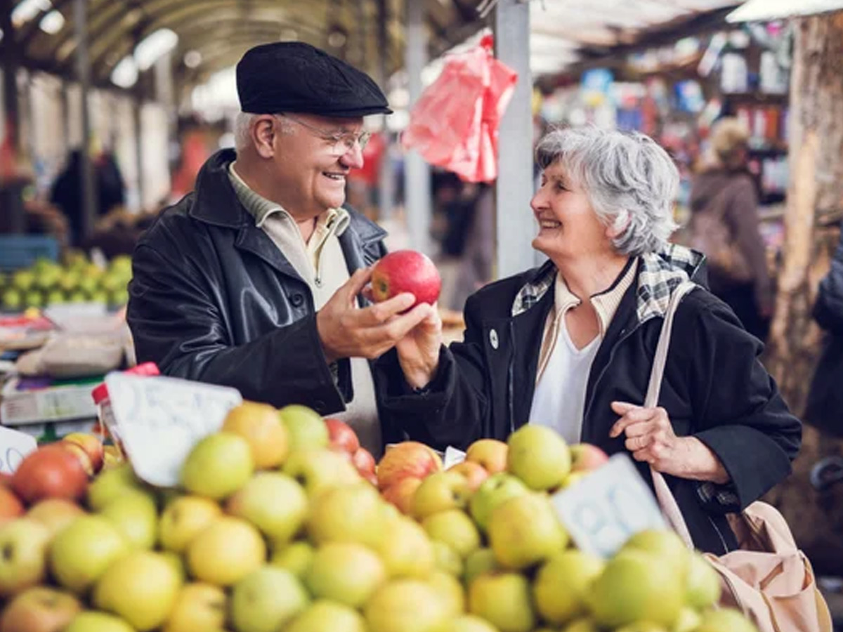 Chateau Ridgeland Senior Couple Buying Apples