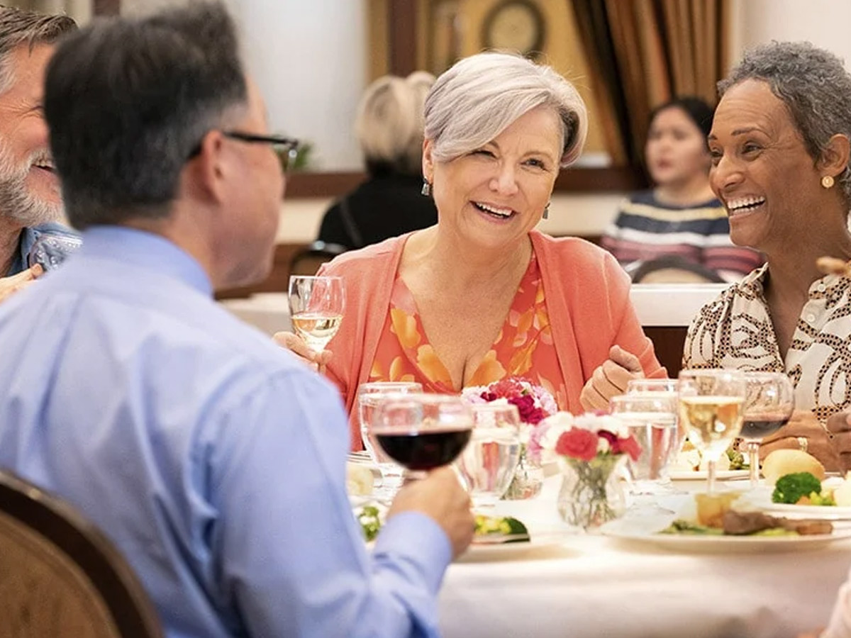 Chateau Ridgeland Seniors Enjoying Lunch