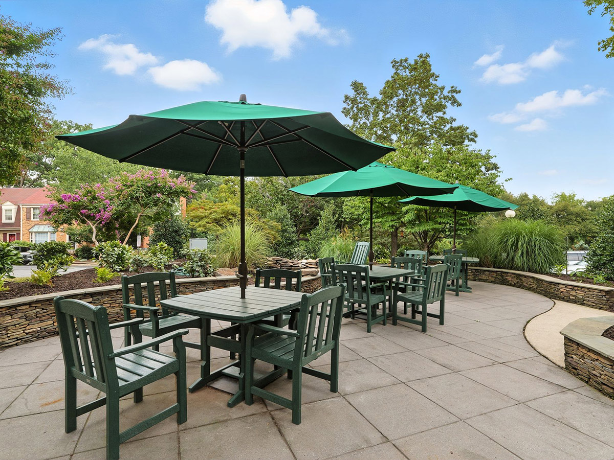 Cogir of Alexandria Fillmore Outdoor Seating Area