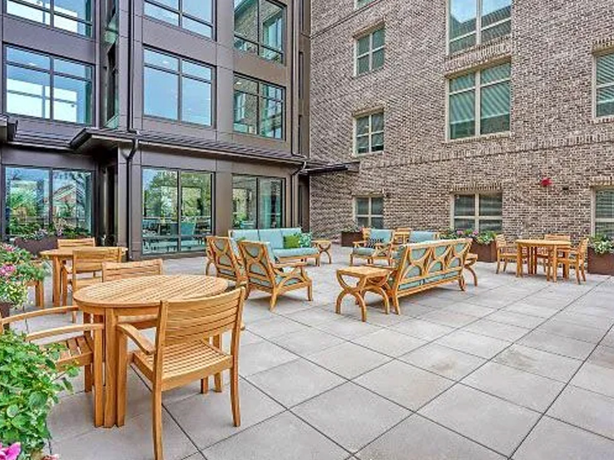 Kempton of Charleston Outdoor Courtyard