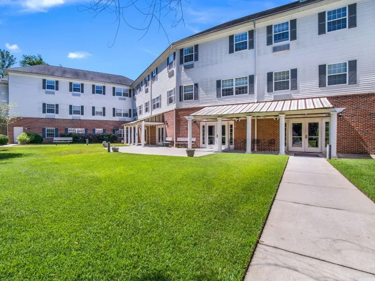 Oakleaf Village of Lexington Outdoor Courtyard