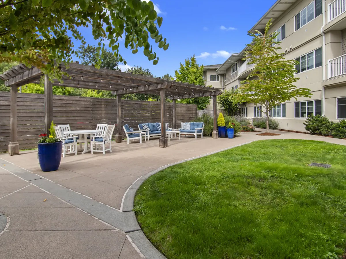 Harbour Pointe Outdoor Courtyard