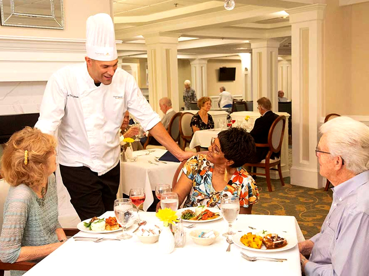 The Commons at Brightmore Friends Enjoying Lunch