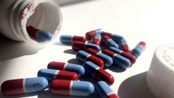 Tylenol pills with acetaminophen in them.