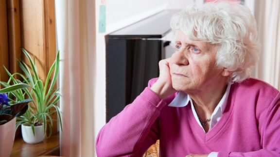 A woman aging in place has to decide between home care versus assisted living. Image by Ivonne Wierink