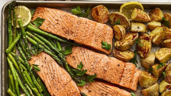 Roasted salmon with potatoes and asparagus