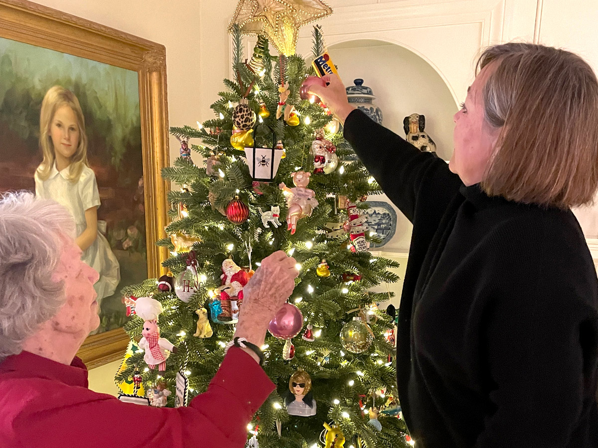 Naborforce Senior Friends Decorating Christmas Tree