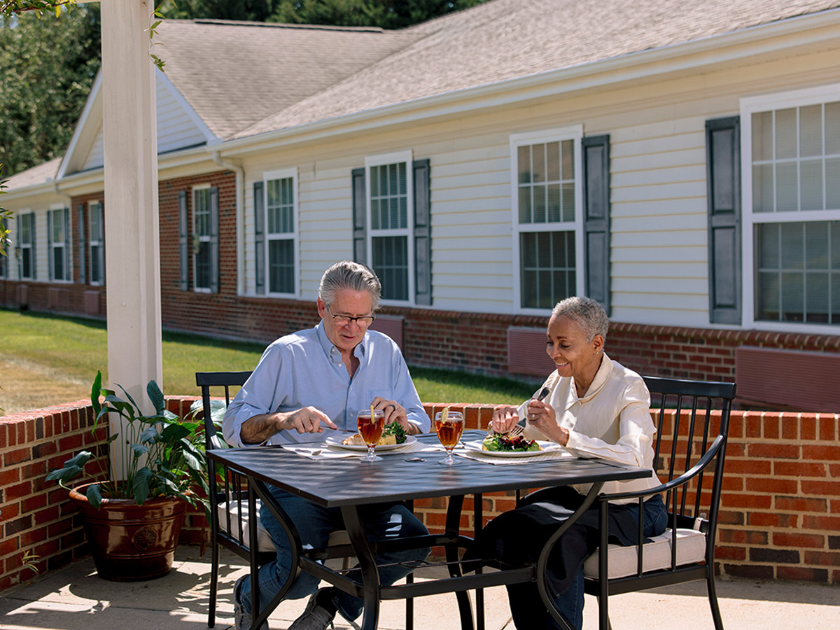 Hermitage Deep Run Couple Having Lunch Outdoor