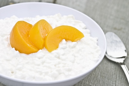 Cottage cheese and peach slices, a great part of a balanced breakfast.
