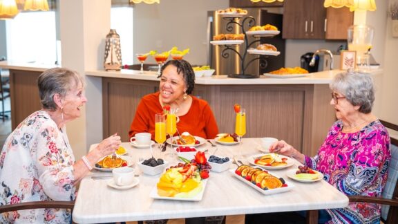 Making Friends in Senior Living: Community Helps Prevent Loneliness. Image from Commonwealth Senior Living