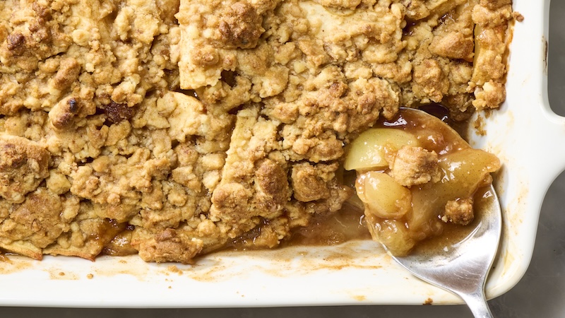 apple crumble recipe in a dish