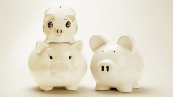 Big piggy bank and a little piggy bank illustrating the importance to know tax-efficient ways to leave investments to your children