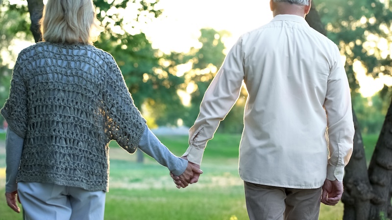 Couple walking to boost surgical recovery.